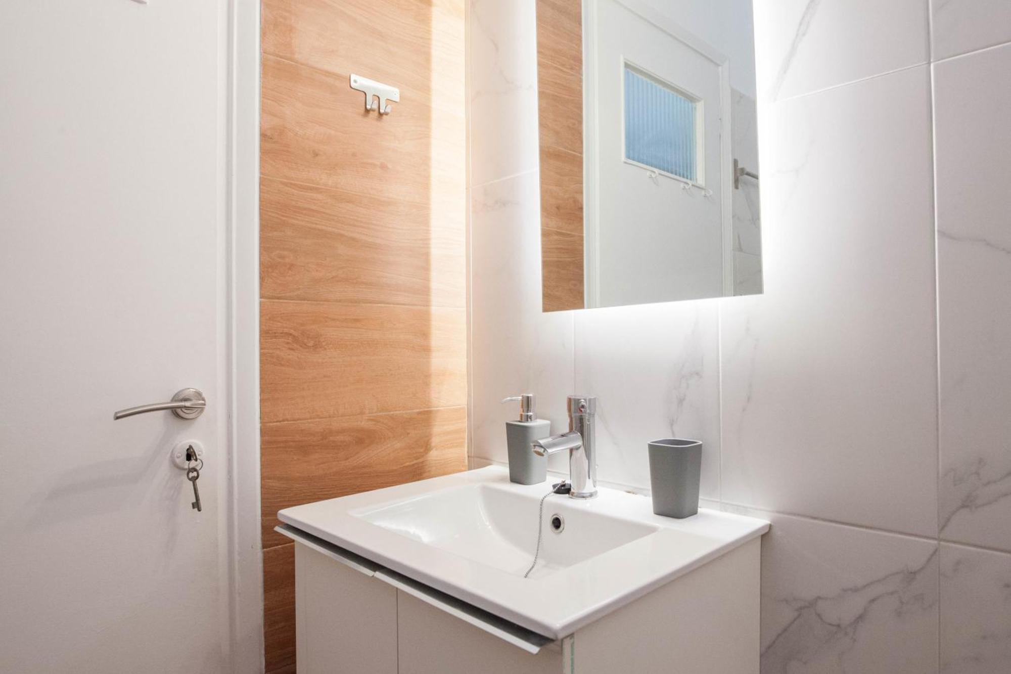 Modern 1 Bd Balcony Apt Near Metro In Kato Patisia Athens Exterior photo