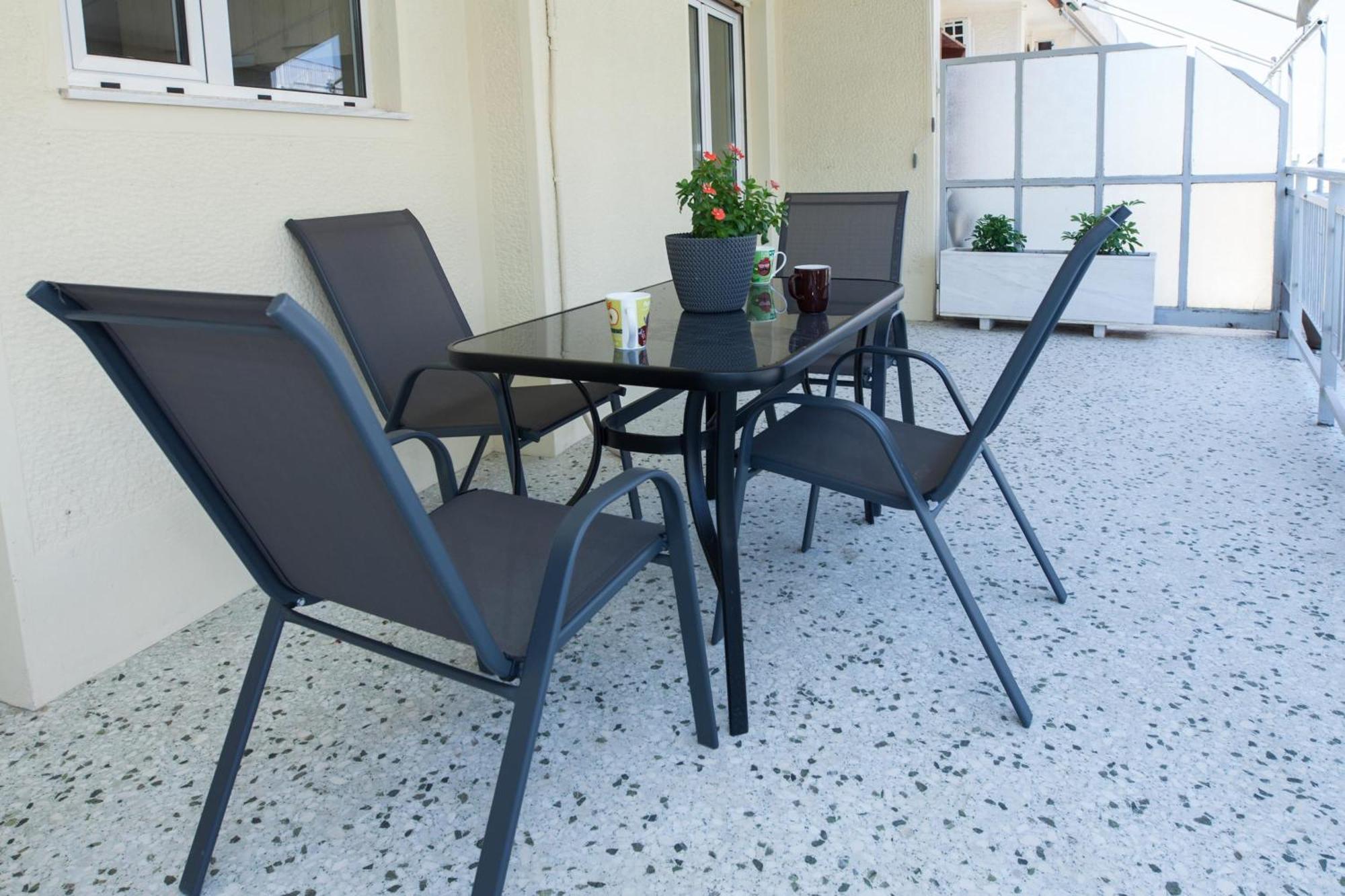 Modern 1 Bd Balcony Apt Near Metro In Kato Patisia Athens Exterior photo