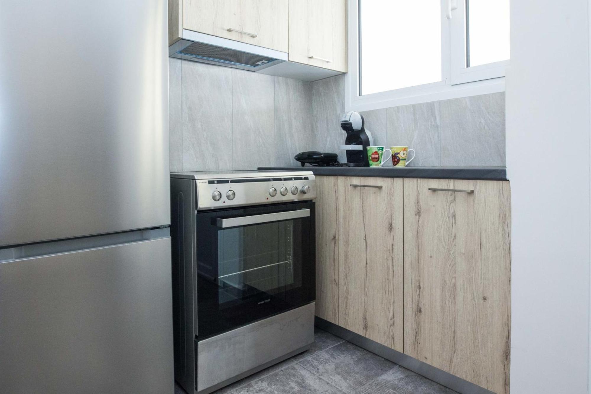 Modern 1 Bd Balcony Apt Near Metro In Kato Patisia Athens Exterior photo